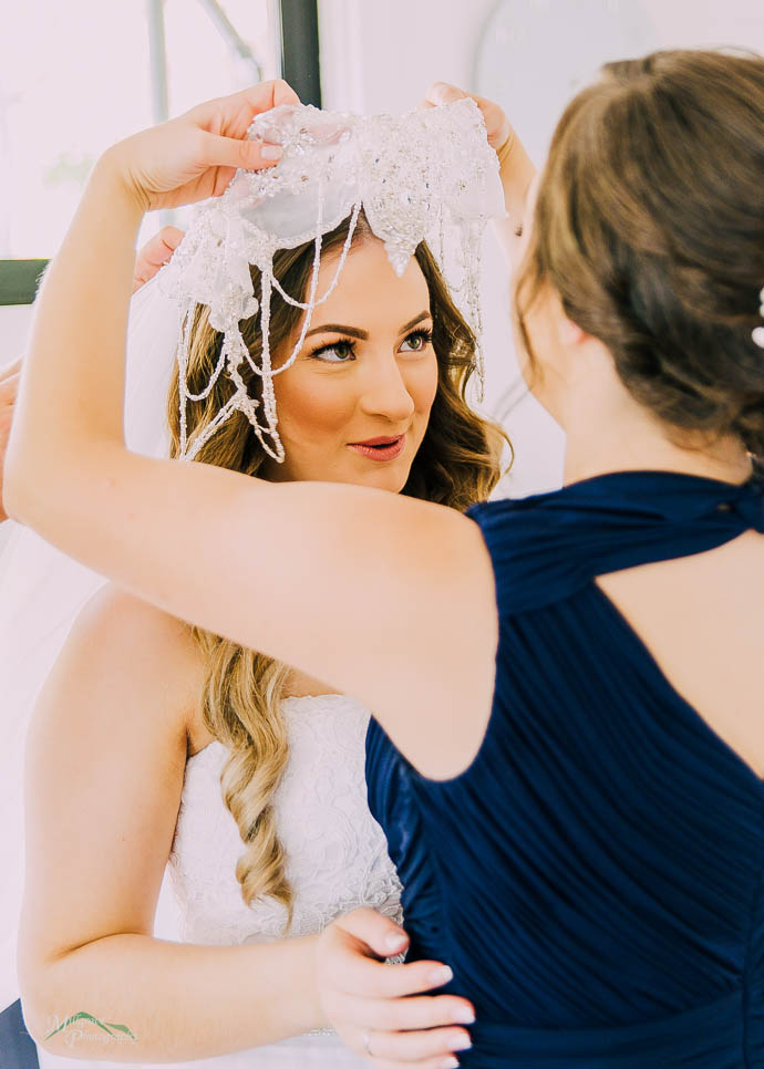 Bride putting her jew