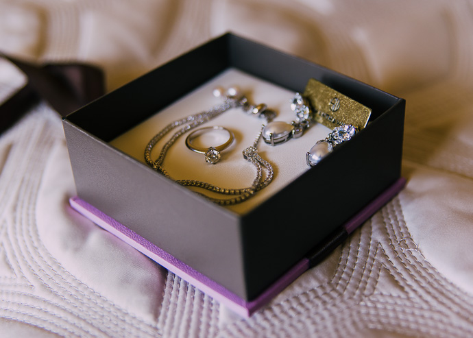 A set of women's jewellery